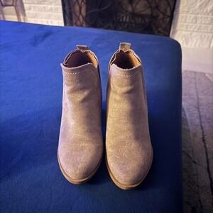 Dolcetta Tan and cream suede ankle boots Women's S 6